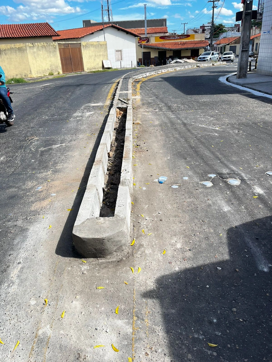 Strans realiza obras e serviços de sinalização na rotatória da rua Picos em Teresina