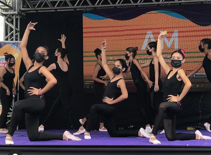 Aulas de dança são disponibilizadas para moradores da zona Norte.