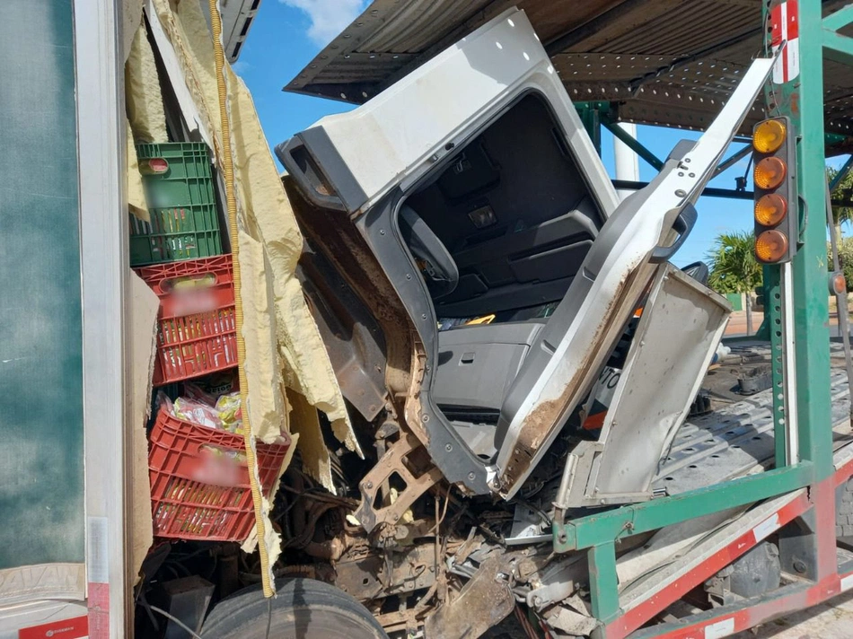 Caminhões colidem na BR 316 em Ipiranga do Piauí