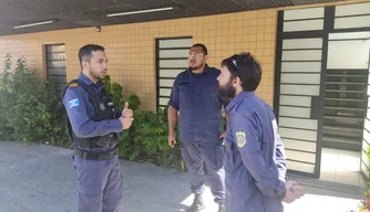 O comandante André Viana e outros responsáveis fiscalizando a obra na nova sede da GCM.