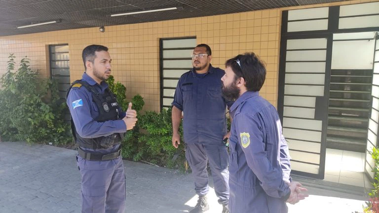 O comandante André Viana e outros responsáveis fiscalizando a obra na nova sede da GCM.