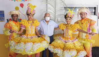 Dr. Pessoa em evento junino promovido para cidadãos em situação de rua.