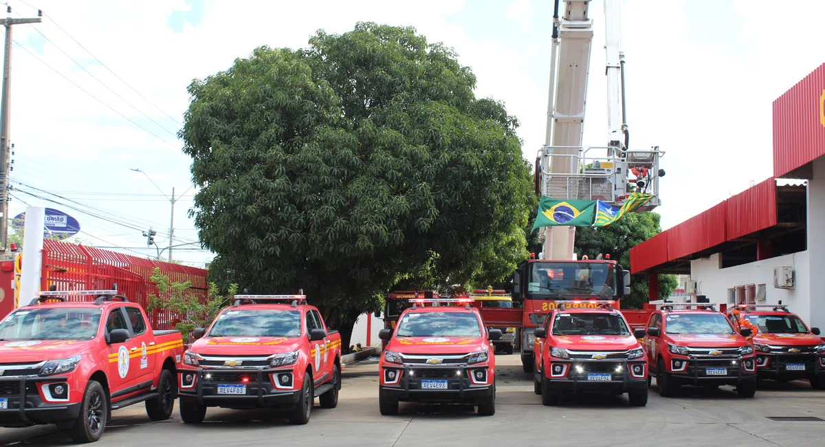 Solenidade de entrega de viaturas para corpo de bombeiros