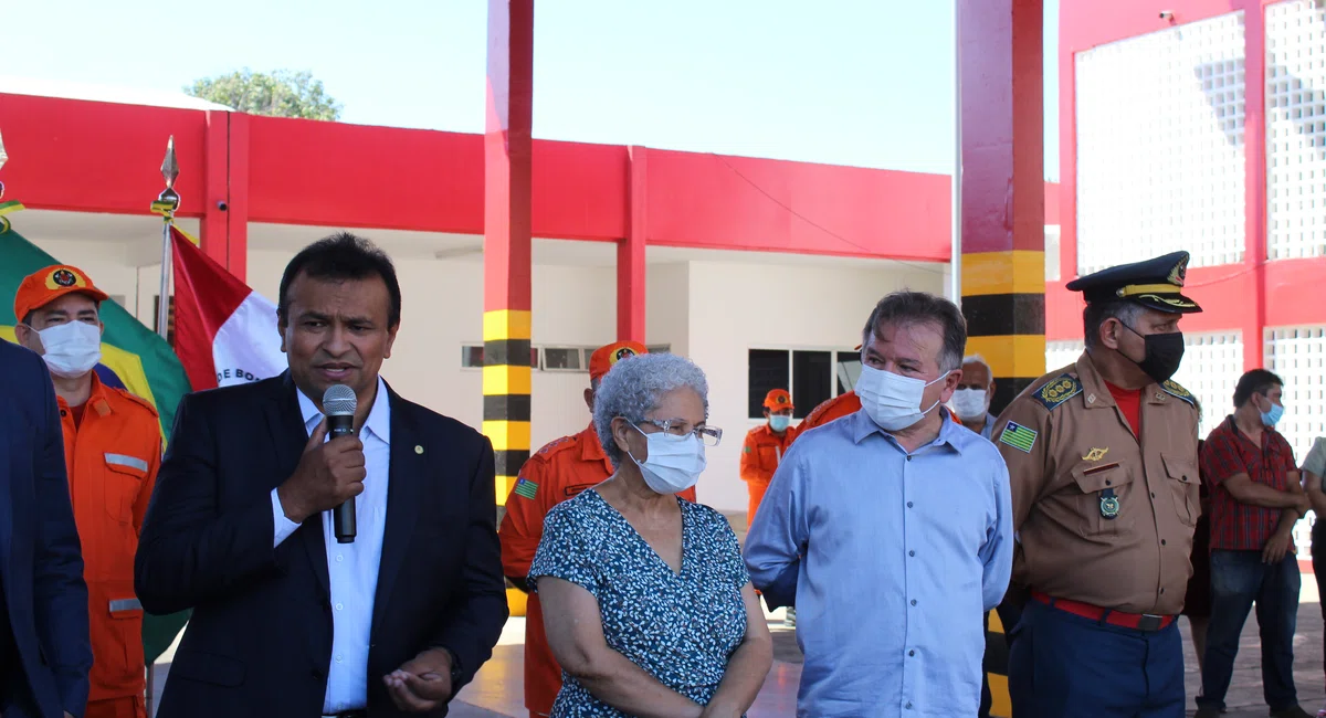 Solenidade de entrega de viaturas para corpo de bombeiros