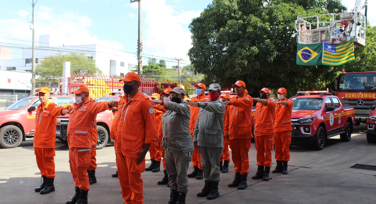 Solenidade de entrega de viaturas para corpo de bombeiros