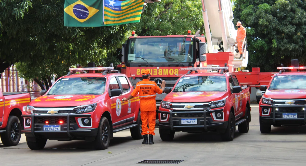 Solenidade de entrega de viaturas para corpo de bombeiros