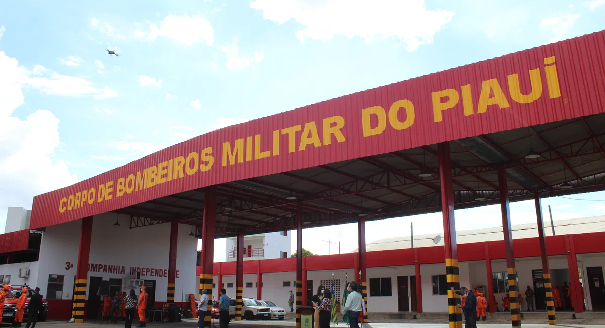 Solenidade de entrega de viaturas para corpo de bombeiros