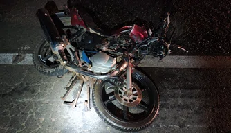 Colisão entre motocicleta e carro em Picos.