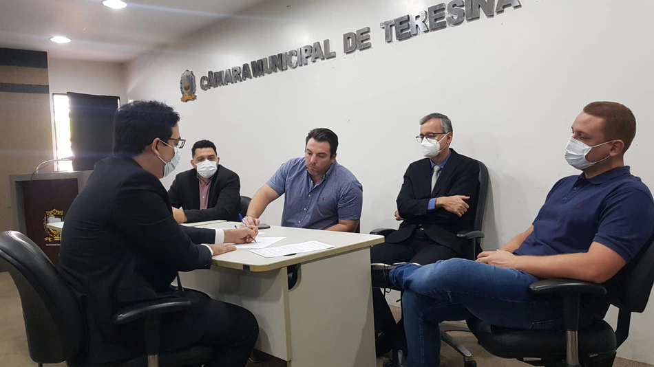 Presidente do IPMT em reunião com vereadores na Câmara de Teresina.