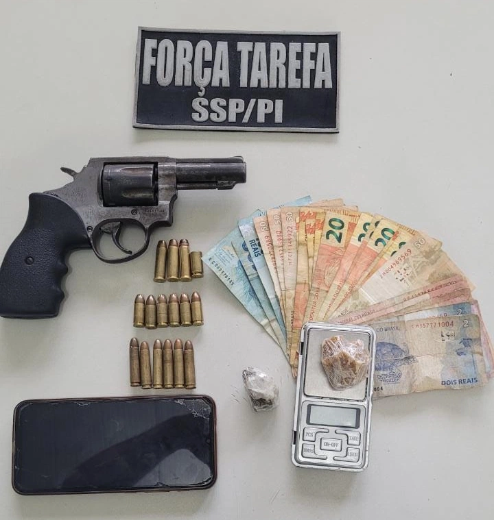 Apreensão de arma de fogo e drogas.