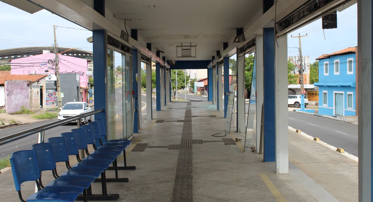 Parada de ônibus depredada zona sul.