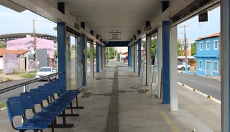 Parada de ônibus depredada zona sul.