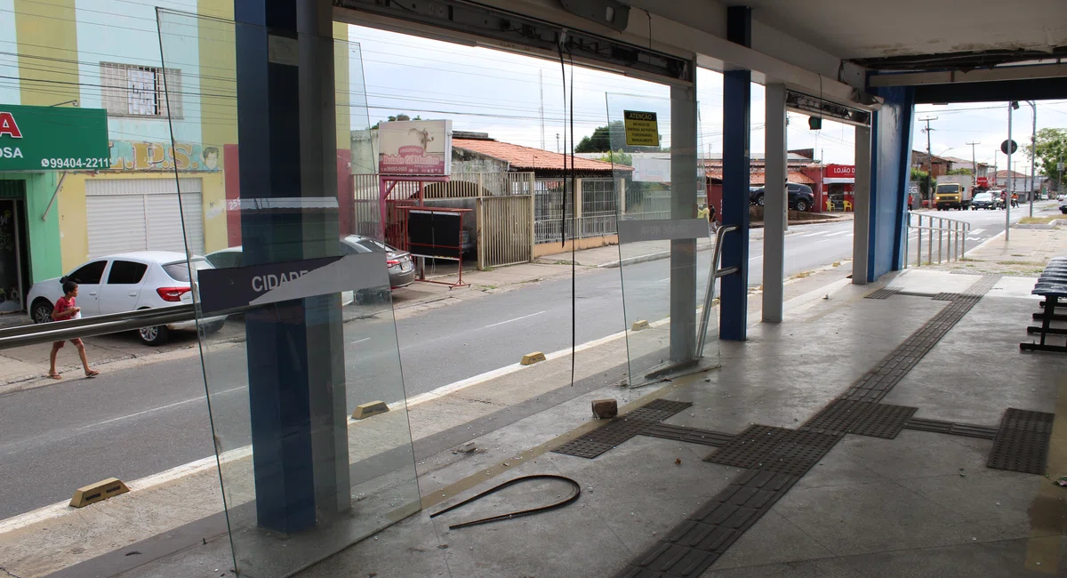 Parada de ônibus depredada zona sul.