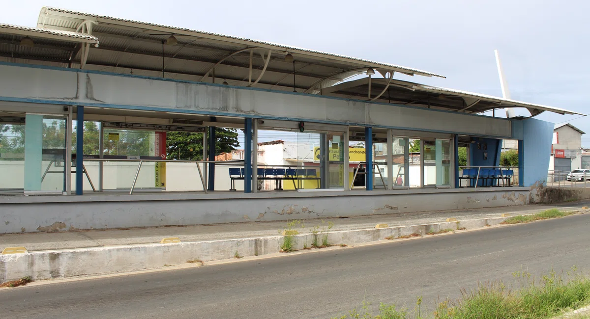 Parada de ônibus depredada zona sul.