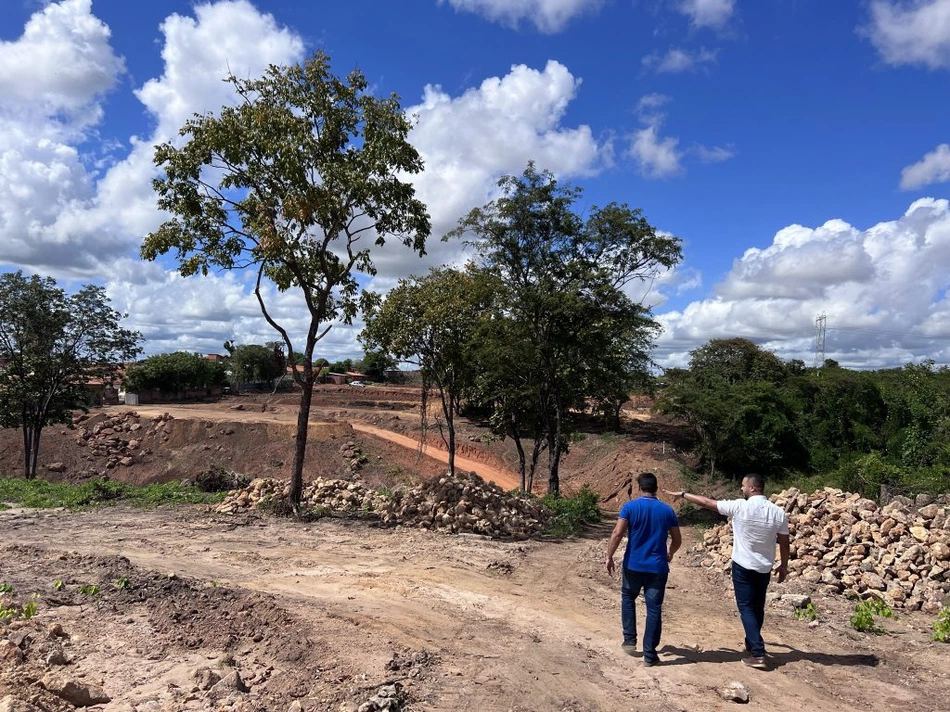 Vias sendo abertas para a construção de residências no Parque Rodoviário