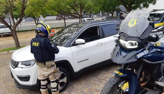 PRF encontra na Avenida João XXIII veículo que havia sido roubado em Recife.