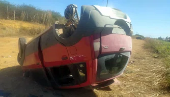 Carro após colisão na BR 135 em Colônia do Gurguéia.