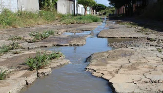 Esgoto a céu aberto em Teresina