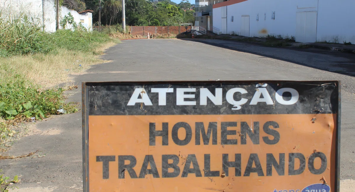 Cratera no meio da via atrapalha passagem de motoristas no bairro São João