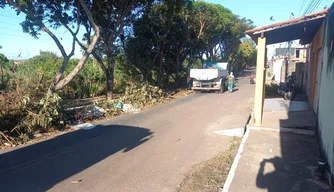 Equipe do CTA recolhendo lixo nas ruas da zona Leste de Teresina