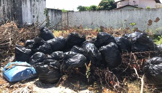 Lixo e entulho acumulados.