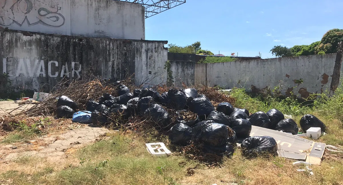 Lixo e entulho acumulados