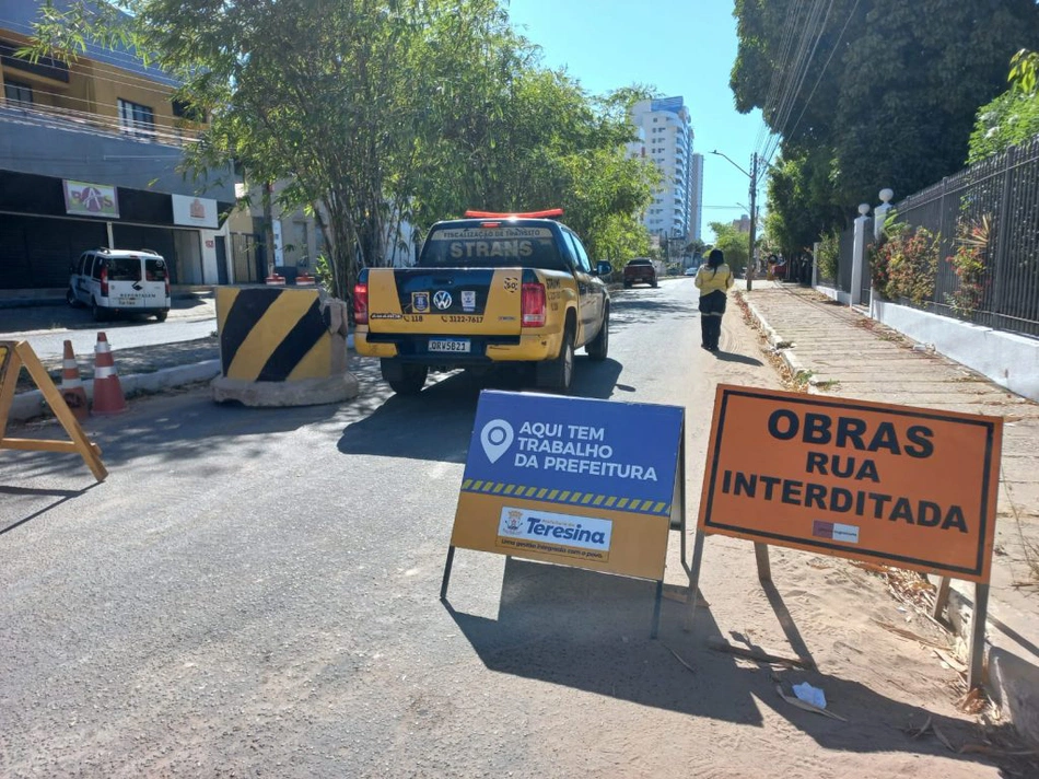 Trecho interditado na Avenida Senador Area Leão.