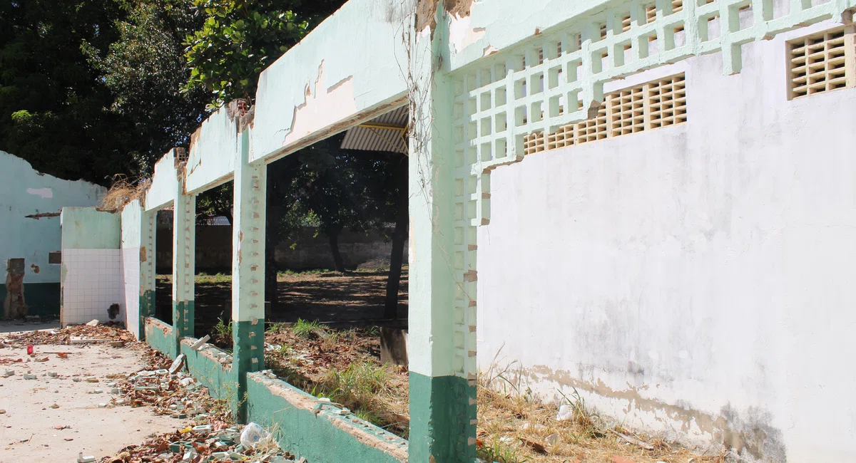 Centro de Educação de Jovens e adultos abandonado no Dirceu I