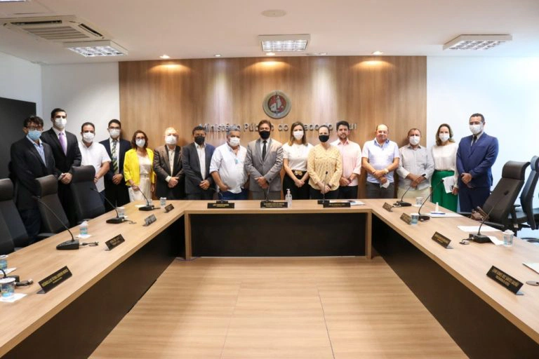 Prefeitos assinam termo e se comprometem a fechar lixões no Piauí