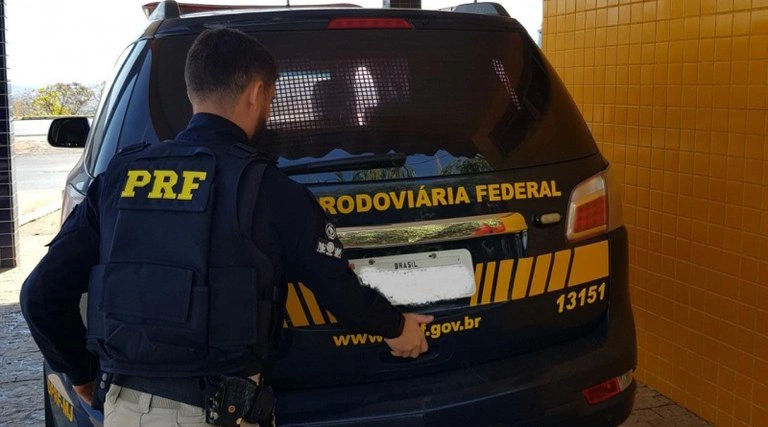 PRF prende homem que cometeu feminicídio em cidade de Goiás.