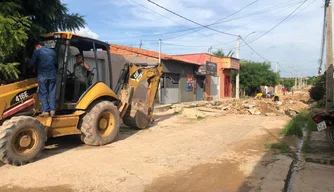 Obra de asfaltamento na Rua Honório Braz, localizada na Santa Maria da Codipi.