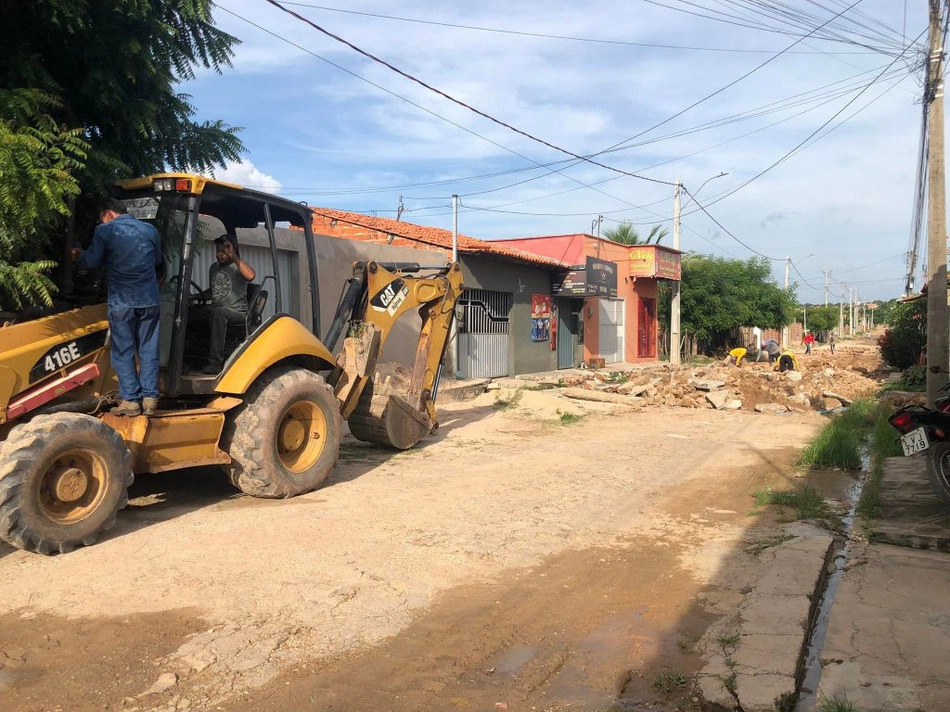 Obra de asfaltamento na Rua Honório Braz, localizada na Santa Maria da Codipi.