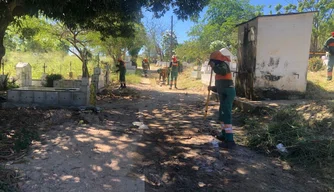 Ação de limpeza nos cemitérios da zona Norte de Teresina.