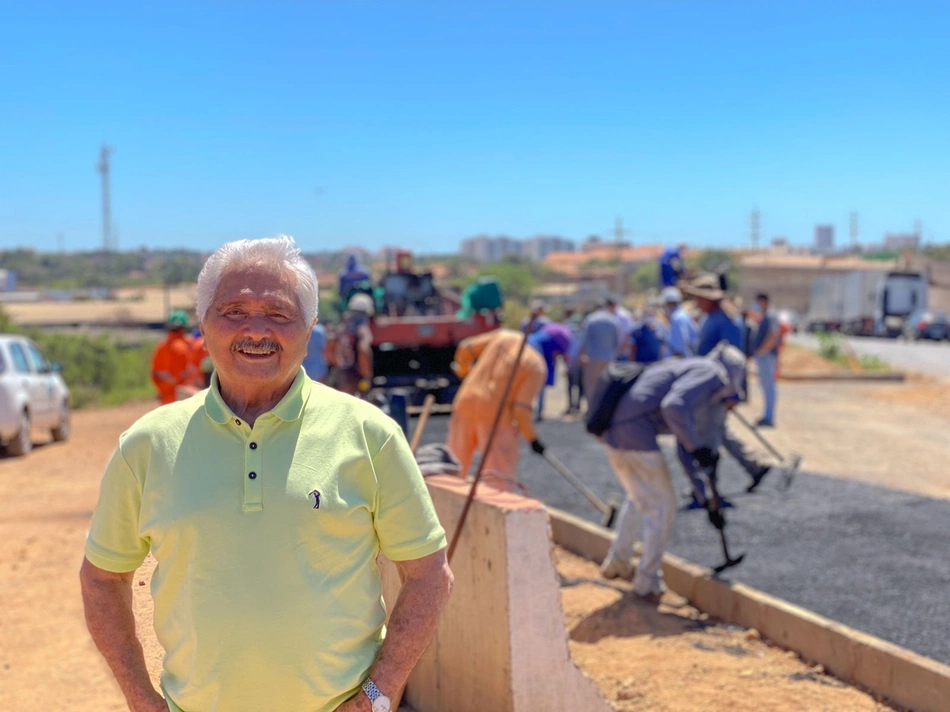 Senador Elmano Férrer na obra do viaduto do Mercado do Peixe.