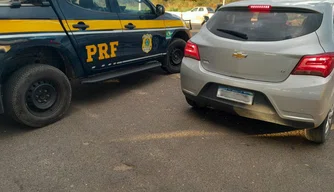 Carro apreendido pela PRF em Teresina.