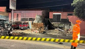 Carro colide com muro na zona Norte de Teresina