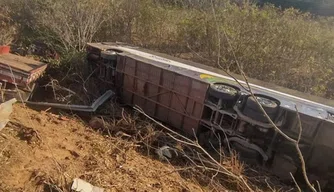 Colisão entre ônibus e caminhão deixa 10 feridos em Dom Expedito Lopes.