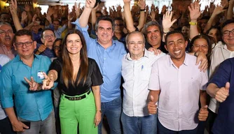 Grupo de oposição em encontro realizado na capital.