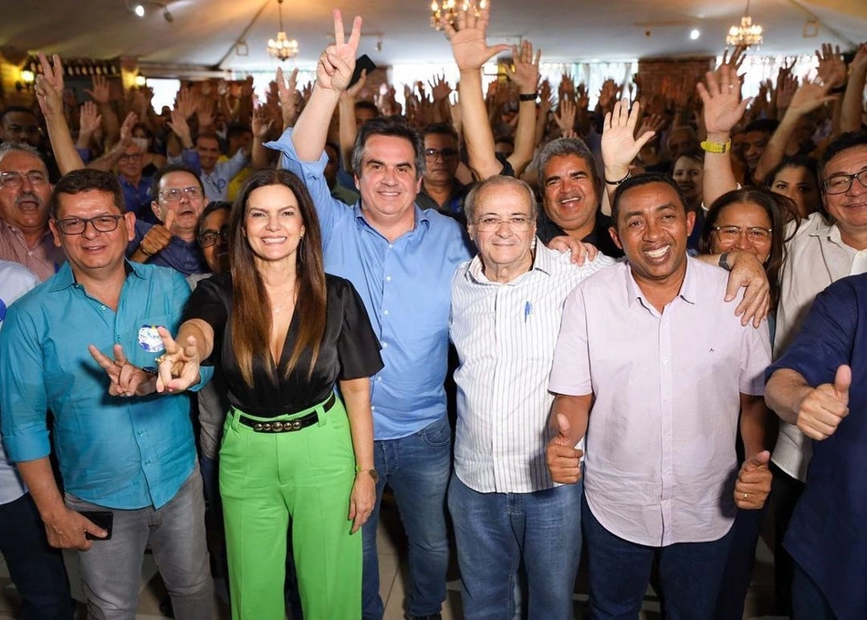 Grupo de oposição em encontro realizado na capital.