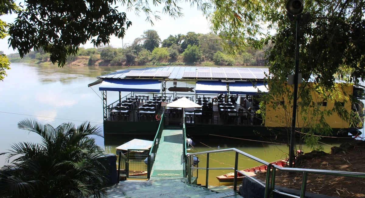 Restaurante Flutuante no Encontro dos Rios