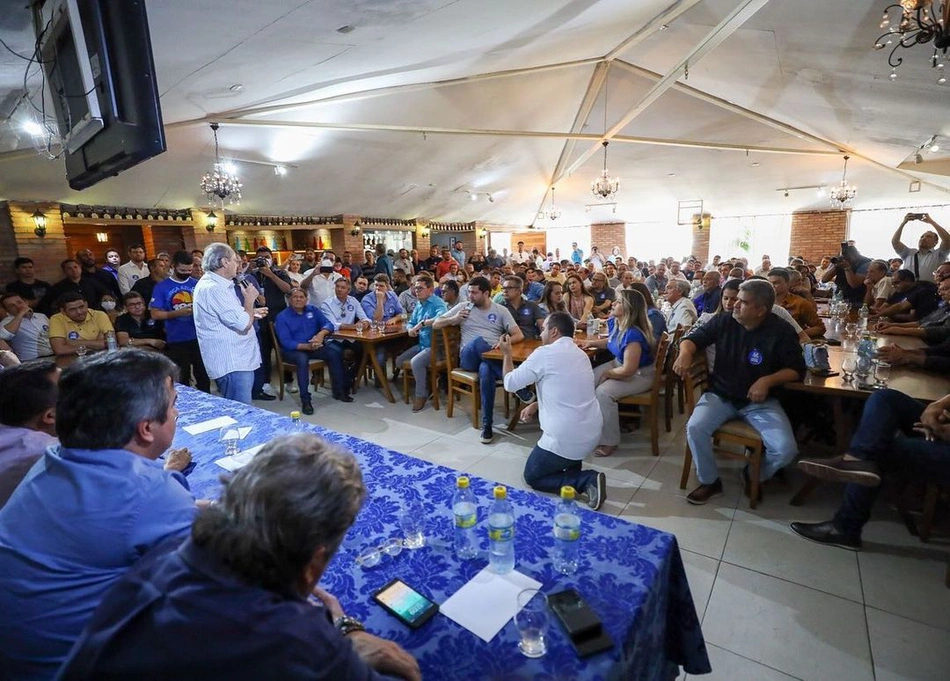 Sílvio Mendes discursando para prefeitos municipais.