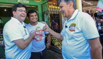 Rafael Fonteles e Wellington Dias em caminhada na Vila Maria, zona Leste de Teresina.