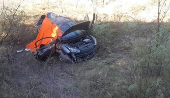 Acidente entre caminhão e carro na BR 135 em Bertolínia.