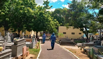 Equipes de limpeza da Prefeitura de Teresina realizam mutirão de limpeza.