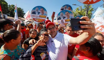 Rafael Fonteles e apoiadores durante caminhada em Teresina.