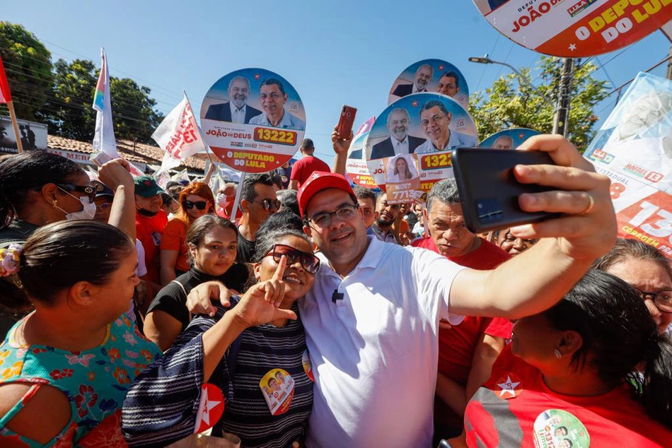 Rafael Fonteles e apoiadores durante caminhada em Teresina.