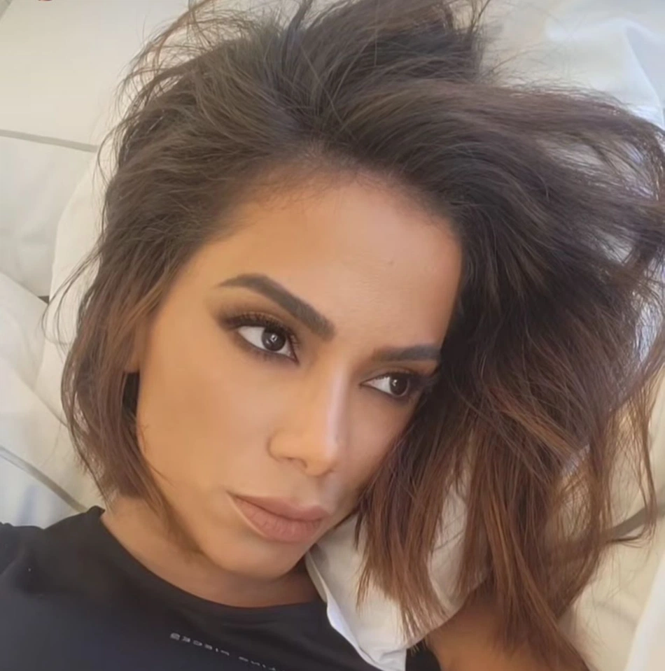 Anitta mostra seu novo visual