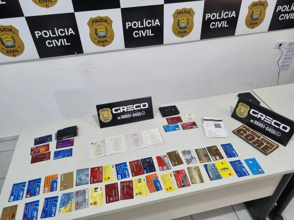 Cartões de crédito apreendidos durante prisão de suspeitos de furto qualificado