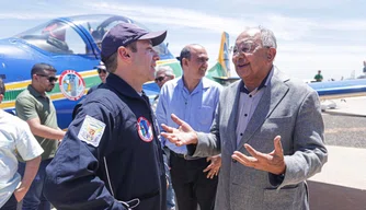 Dr. Pessoa recepciona Esquadrilha da Fumaça no aeroporto Petrônio Portela.