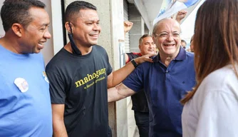 Sílvio Mendes e Joel realizam caminhada no Centro de Teresina.